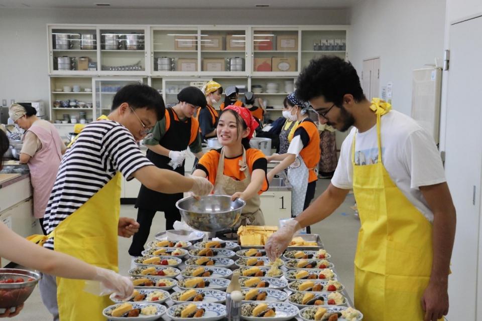 いとしまこども食堂ほっこりで、食事を作る様子